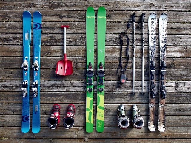 skiing-winter-snow-equipment-team