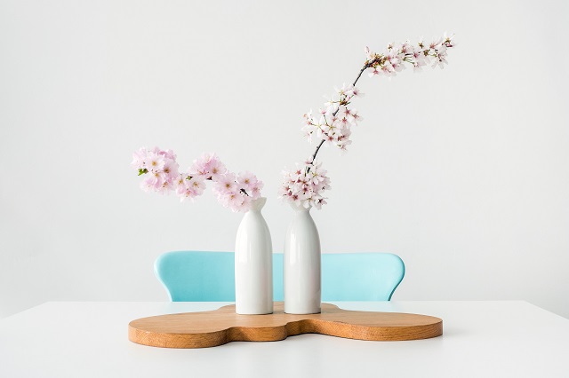 vases-table-counter-flowers