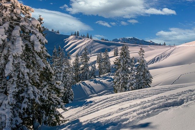 Loveland Ski Area seasonal passes let you tackle the slopes from October through June